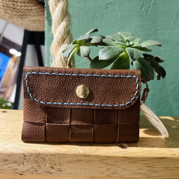 Monedero en Cuero Entrelazado – Hecho a Mano