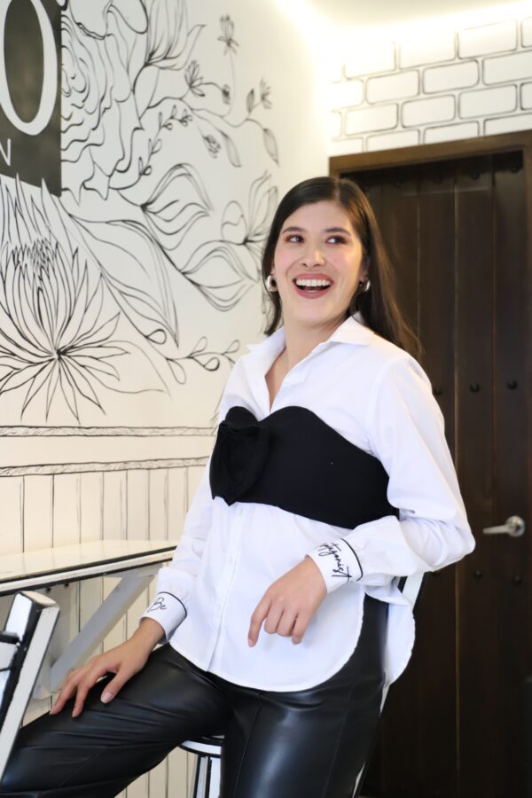 Top con detalle flor