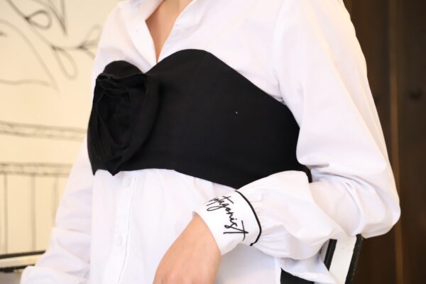 Top con detalle flor