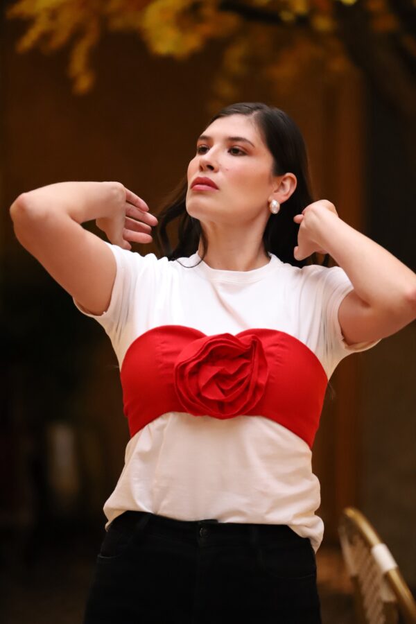 Top con detalle flor