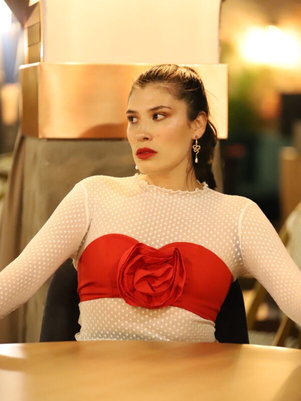 Top con detalle flor