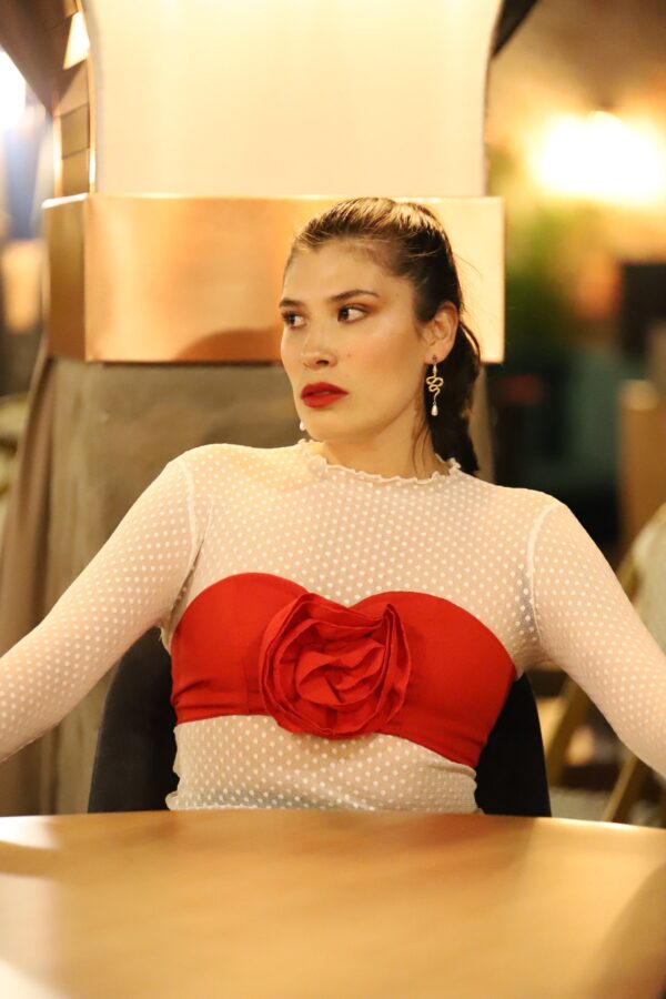 Top con detalle flor